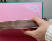美しい装丁のベストセラー小説→傾けてみると……「わぉ」「信じられない！」　まるで魔法の光景に仰天【海外】