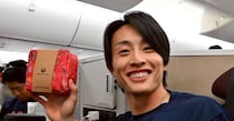 「中身すご」周東佑京ら渡米→“充実の機内アメニティ”に笑顔「これはうれしい」「ランダムなんだw」