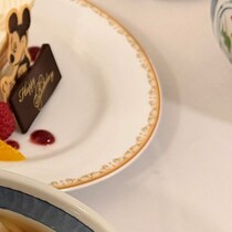 ディズニーのホテルに宿泊→夫と息子がルームサービスを頼んだら……　「まってこんなに？」「さすが夢の国」衝撃の光景が230万表示