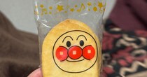 娘がウキウキで持ってきた、“2枚入りの”アンパンマンせんべい→横から見ると……　「え!?」衝撃の光景に「SSR出ました」