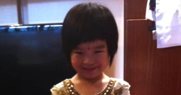 控えめな笑顔の4歳女子→14年後……　「女神だね」「大きな変化」驚がくの成長結果が110万再生【海外】