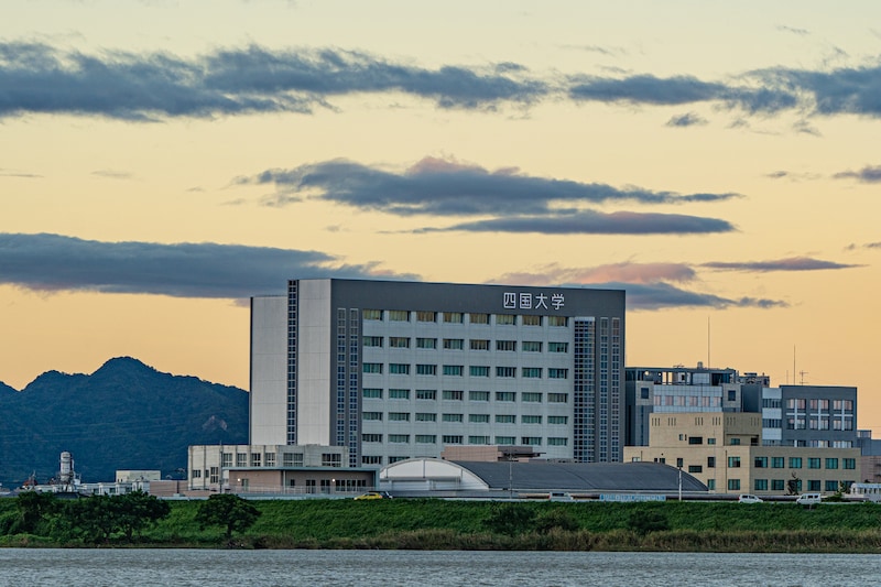 「仲良し、明るい、楽しい」　四国で“子を入学させたい大学”って？　ランキング上位に「新しい棟が多く、いい環境」「人生に役立つ講義が多い」「書道の大学としてかなり有名」の声