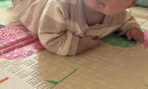 生後3カ月で初寝返りした赤ちゃん→直後を見ると……　まさかの光景に「勘弁してください」「実に罪深い」