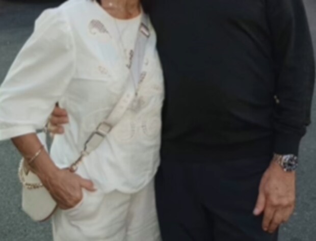 「何この差」←母と2ショットの父　友だちと過ごす父→　423万再生の光景に「世界中どこも一緒ｗ」「10歳若返ってる」【海外】