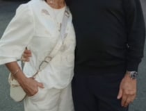 「何この差」←母と2ショットの父　友だちと過ごす父→　423万再生の光景に「世界中どこも一緒ｗ」「10歳若返ってる」【海外】