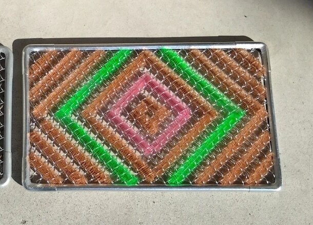 長年使ってきた玄関マット→新品を横に並べたら……　「元は右だったんだ」まさかの光景に「天寿を全うしたと思う」