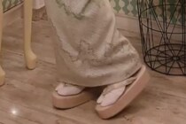 長男の小学校卒業式→ママが総絞りの着物で出席したら……　圧巻の姿に「めっちゃ素敵」「こんなお母さんいたらガン見しちゃう」