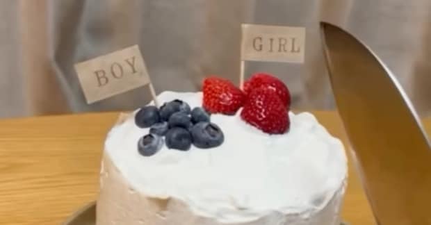 ジェンダーリビールケーキを切った夫が「えっ」 まさかのオチに1100万再生「声出た」「そのパターンあったのか!」