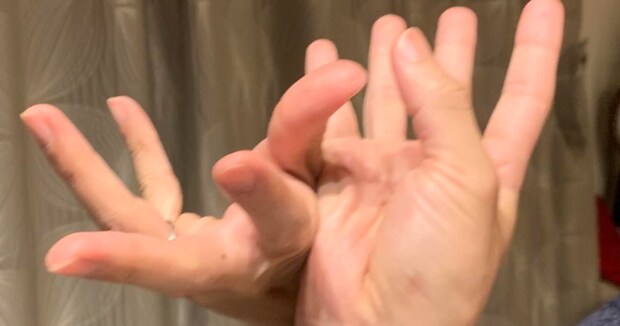 両手をねじる夫「こんな感じの駅ってどこだっけ?」→妻即答の“まさかの光景”に「まんまじゃねーかw」「再現度高すぎて」