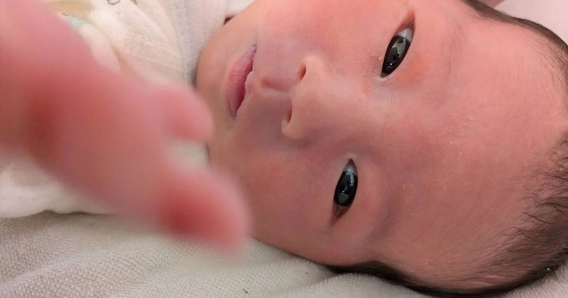 ←パパが撮る息子 ママが撮る息子→ “吹き出し注意”な比較に「ヤバい」「クセ強すぎ」「まさに育児の理想とリアル!」