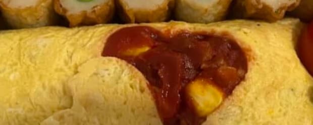 母が作ったお弁当をよく見ると…… 娘「親戚いた笑」→まさかの“光景”に「愛とセンスと労力」「枝豆とコーン買ってきます」