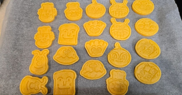 2歳娘のためにママが作った“アンパンマンクッキー”→焼き上がりを見ると…… 「えええ」予想外の光景に「わーーーお」「みんな仲良くいらっしゃいますね」