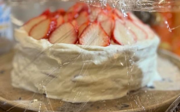 冷蔵庫にあるものでケーキを崩さず保管→目からウロコのアイデアに「この手があったかー!」「サイズを心配せずできますね」
