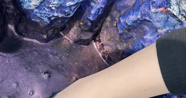 初めて“藍染”に挑戦した女性→手を引き上げると……「フアァァーーー！」　衝撃の光景に「ゾンビ映画に出てませんでした？」