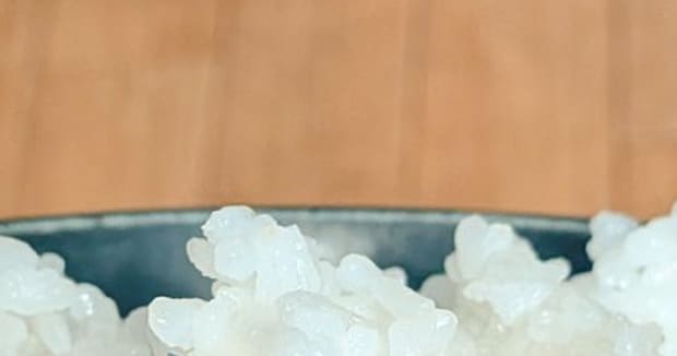 ご飯が入ったまま割れた茶わん→そのまま持ち上げたら……「ある意味芸術」 “奇跡のビジュアル”が100万表示「CMでありそう」