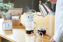 「再入荷でようやく手に入った」　ブルーボトルコーヒーの“刺しゅうエコバッグ”が大人気　「デザインが可愛すぎる」「沢山入るし、持ち手もしっかり」