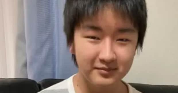 容姿を理由にいじめられていた男の子→5年後……「鳥肌たった」　現在の姿に「えぐい成功」「デスノートのLすぎる」