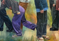 卒業制作の絵画が完成→記念にみんなで写真を撮ると……　完全一致の光景に「憧れる」「眩しすぎ」「顔隠す意味w」と445万表示