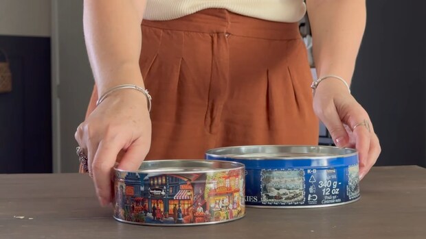 余ったクッキー缶は捨てないで！　色を塗って木材をくっつけると……　完成した驚きの一品に大反響「びっくりするほどいいアイデア」「簡単に作れそう！」【海外】