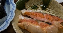 母が作った朝ご飯→40歳手前の娘「まじで毎回飯の量がすごいのよ」　衝撃の光景に「1日分？（笑）」「運動会とかで見るやつ」