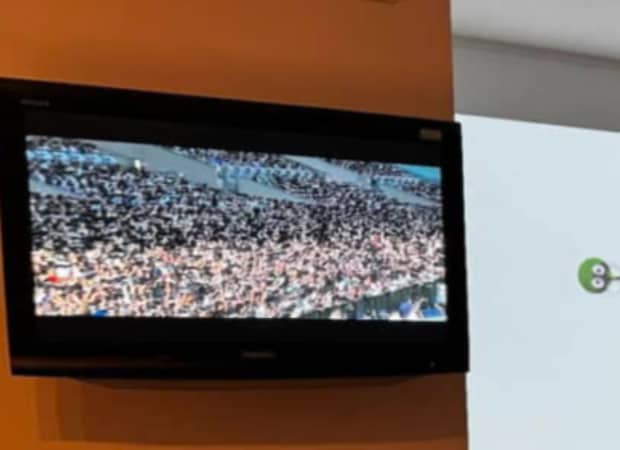 「これが家庭内格差」小さいテレビで我慢する女性→その悲しい理由は……　まさかの光景に「ん？？？」「これは仕方ない」