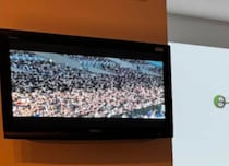 「これが家庭内格差」小さいテレビで我慢する女性→その悲しい理由は……　まさかの光景に「ん？？？」「これは仕方ない」