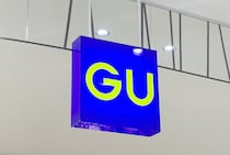 「風が吹くと寒い今の季節にいい厚み」　GUの“1990円カーディガン”が大人気！　「デニムにもきれいめにも合わせられる」「型崩れせず着こなせます」