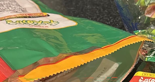 おかきを「2〜3枚だけ食べよって思ってたのに」気付いたら……　“思わぬ光景”に「やっちまったなぁ」「こうならん人おったら教えて欲しい」