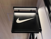 【画像】ナイキの“厚底ブラックスニーカー”