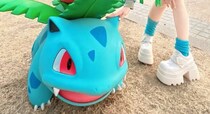 念願のポケパークで「ポケモンコーデした！」“驚きの完成度”に「本当に擬人化したよう」「横に並ぶとトレーナーみたい」