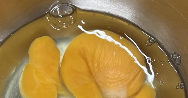 喫茶店の店主が、仕込みのため卵を割ったら……「なに！これ！」　出てきた“まさかの中身”に「初めてみました！」