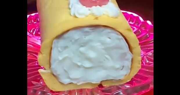 職場の女の子からもらったロールケーキ→切ってみた中身は……　まさかの“正体”が天才の発想すぎる　作者に話を聞いた