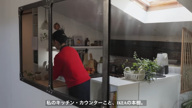 フランスの屋根裏部屋に住む女性、“極狭キッチン”をIKEAでDIYしたら……　パリのカフェみたいで「凄い素敵なキッチンカウンター」「行動力が凄すぎます！」
