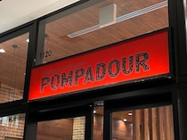 「ずっと欲しくてついにゲット！」横浜元町発祥・ポンパドウルの“手提げ袋風440円エコバッグ”が高評価　「ポンパといえばこの赤色」「超かわいい」「肩掛けできるし食パンが入る」