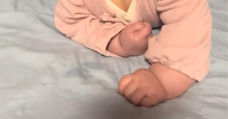 ママがお布団にいる赤ちゃんをふと見ると……「そんな事あるんやw」　目を疑う光景が120万再生「初めて見た」「これがキュン死にか」