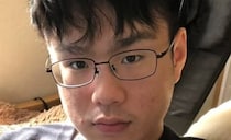 「一体何をしたんです？」メガネ姿の素朴な男性→わずか2年後……　まさかの姿に「これは嘘だろ」「10度見くらいしました」