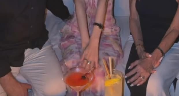 ←彼氏の家族と過ごす彼女 彼氏と過ごす彼女→ 2010万再生の光景に「完全に私w」「リアルすぎる」【海外】