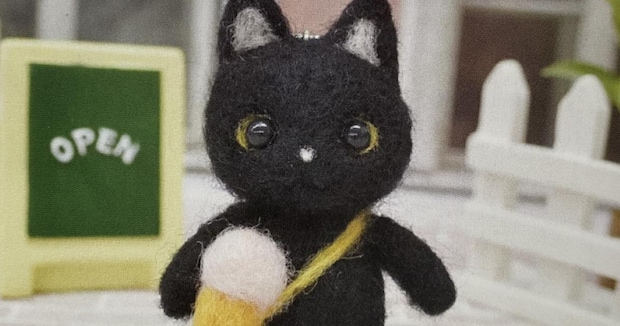 ダイソーのキットで、ぬいぐるみを作ったら……「ちょっと待ってくれ笑」 電車で見ちゃダメな“衝撃の姿”に「笑いがとまらん」「何度見ても腹痛い」