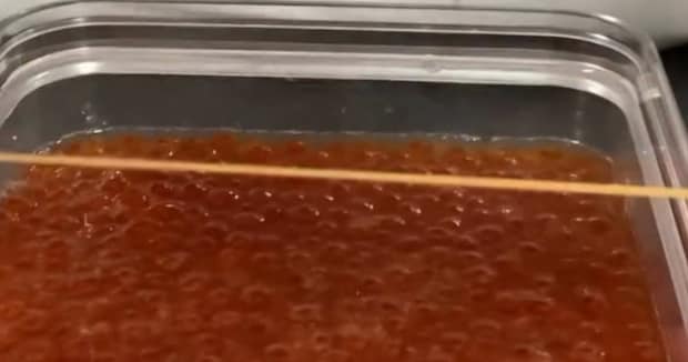 タッパーに“輪ゴム”をかけるだけで……　ホテルの料理人による目からウロコの便利技に「完全な裏技！」「家庭でもできる」