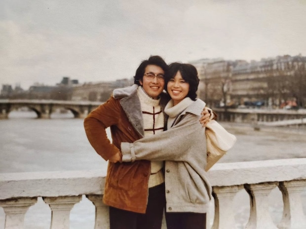 新婚旅行でハグする父と母→数十年後…… 娘が撮影した“現在の姿”に「涙が出そうです」「こういうご夫婦羨ましい」