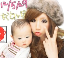 ギャルママと幼い娘の平成プリ→13年後同じポーズで再現したら……「えええまって」　現在の姿に「今の方が若くない？」「憧れます」