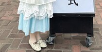 美術大学の卒業式、学生が着こなしたドレスは……「うっわー！！」　目が釘付けになる姿に「矢沢あいのご近所物語」「過去一かわいい」