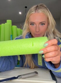 「ここまでとは思わなかった……」　プールヌードルをビーズがわりにクラフトした「トカゲ」　その“驚きの姿”が2550万回再生【海外】