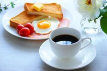 「コスパ良すぎん？」　【男性に聞いた】「モーニングがおいしいと思うファミレス」ランキング！　2位は「ロイヤルホスト」、1位は？