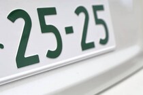 【関西地方在住者に聞いた】ナンバープレートにしたらかっこいいと思う「滋賀県の地名」ランキング！　2位は「竜王」、1位は？
