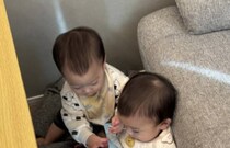 双子赤ちゃんの手元を見ると……ママ「なんで？」　困惑の行動へ「ポテンシャル高い」「生活がかかってるからね」