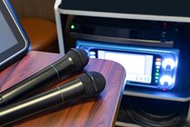 1人カラオケで案内された部屋→入ってみると……　衝撃の光景に「こんな部屋あるんだw」「ドリフのセットかな？」と475万表示