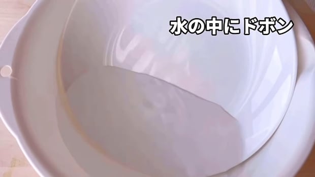 皿を水の中にドボン→ラップを被せ、食パンと材料を入れるだけで……「実にけしからん」喫茶店風の完成品に「やばいお腹空いて来た」