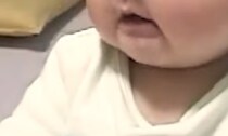 生後半年の赤ちゃんに風船でポンポンしたら→母「入れ歯のはずれたおじいさん笑」　“まさかの表情”に「ほ、ほっぺたが」「全世界幸せにできる」