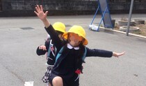 小1「最初の登校日」、元気いっぱいの娘→6年後……　「最後の登校日」の姿に感動「人の子の成長なのに泣きそう」「感無量」